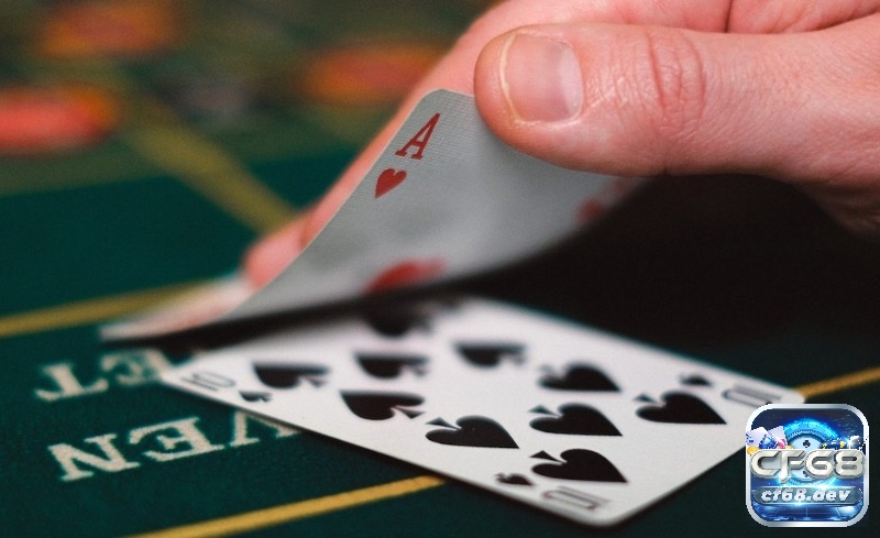 Dealer chia và lật bài để xác định kết quả giữa Player và Banker.