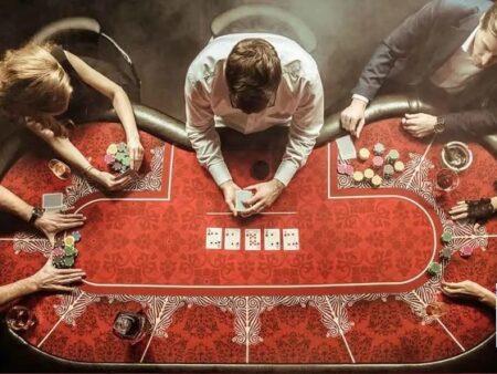 Hướng dẫn chơi Poker cho người mới: Luật và chiến thuật 2025