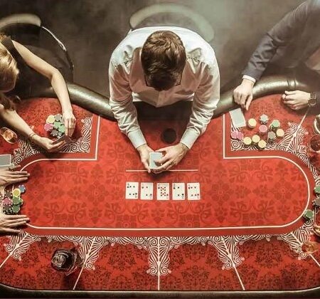 Hướng dẫn chơi Poker cho người mới: Luật và chiến thuật 2025